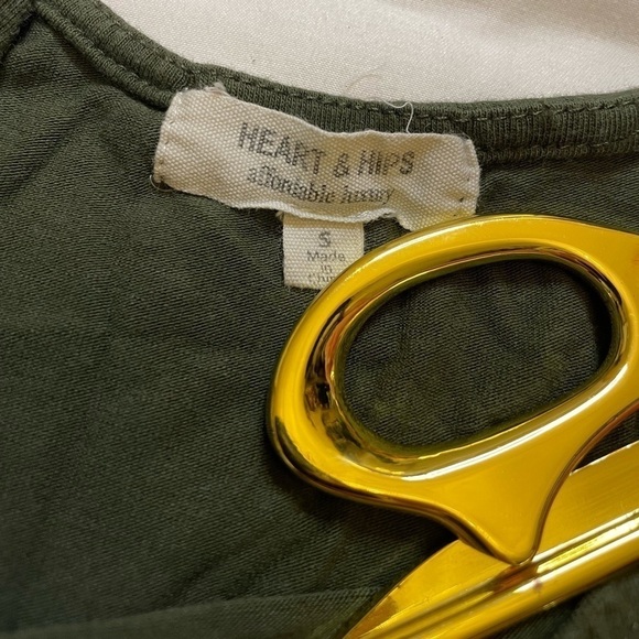 Heart & Hips size small army green crop top - Picture 3 of 5